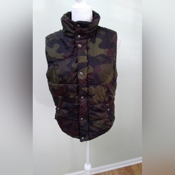 American Eagle Outfitters Jackets & Blazers - American Eagle Outfitters Camo Puffer Vest